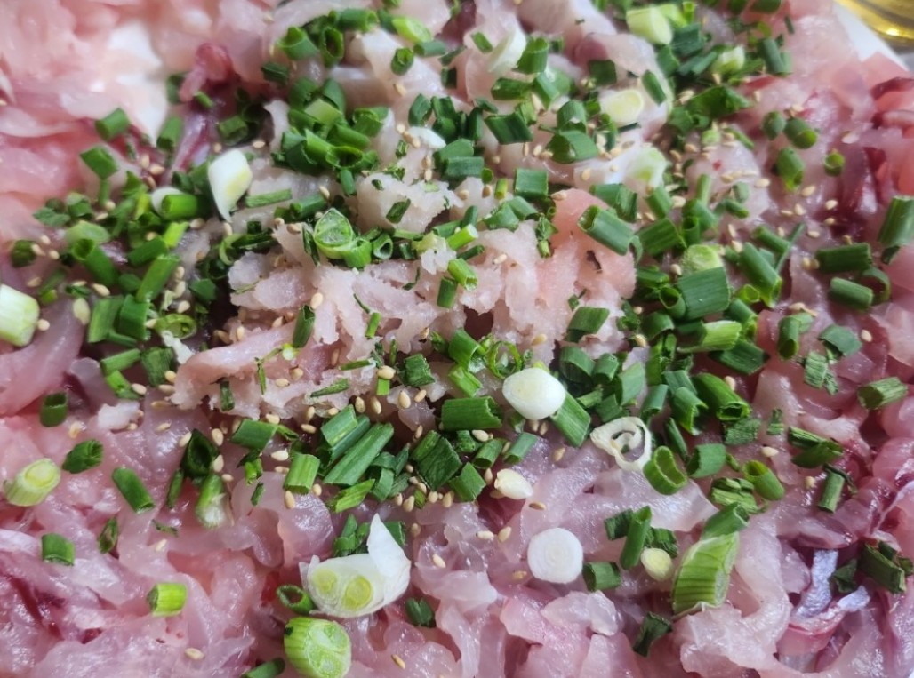 6시내고향 창원봉곡민속체험시장 향어회를 예쁘게 썰어 놓은 모습