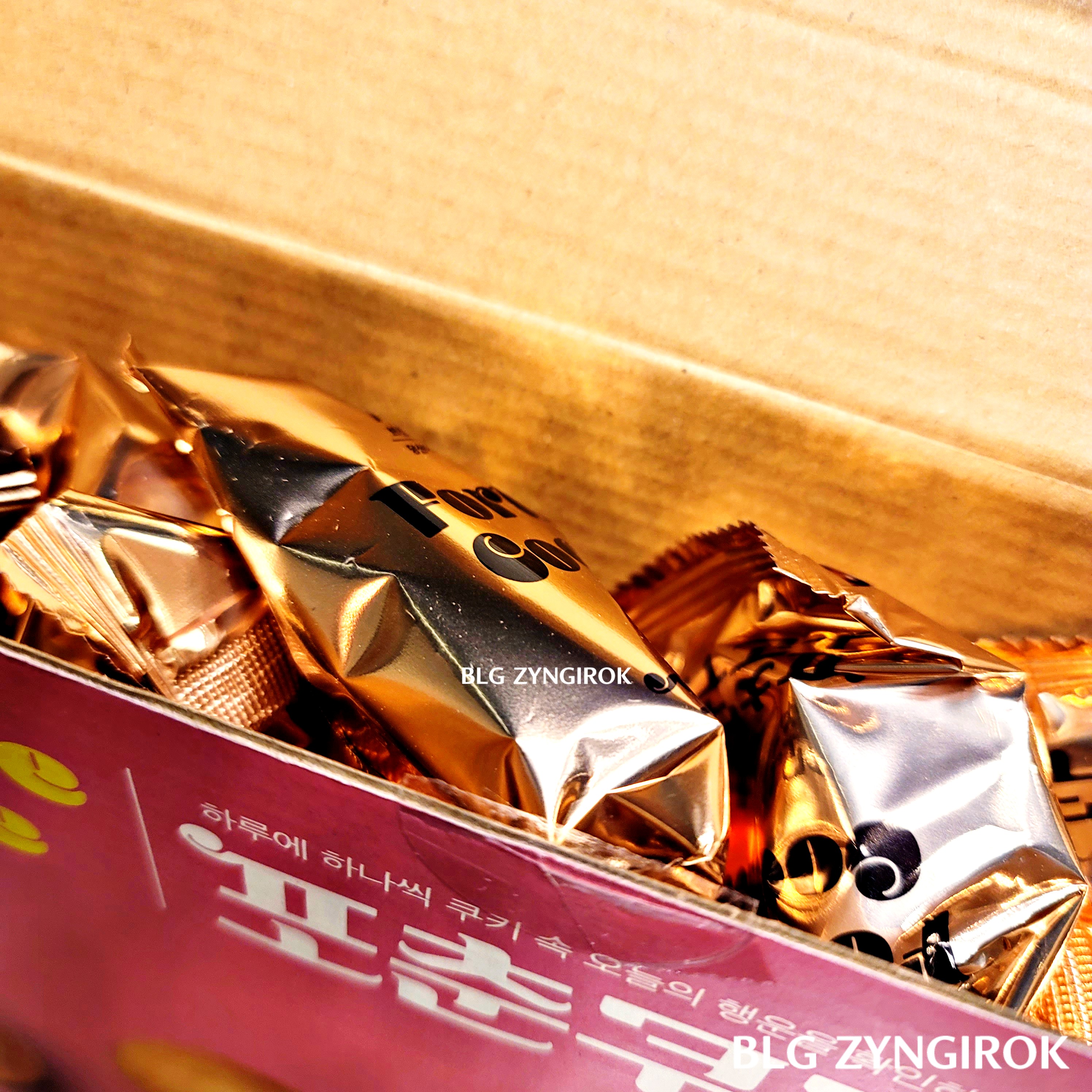 상자 안에 포춘쿠키들이 담겨져 있다.