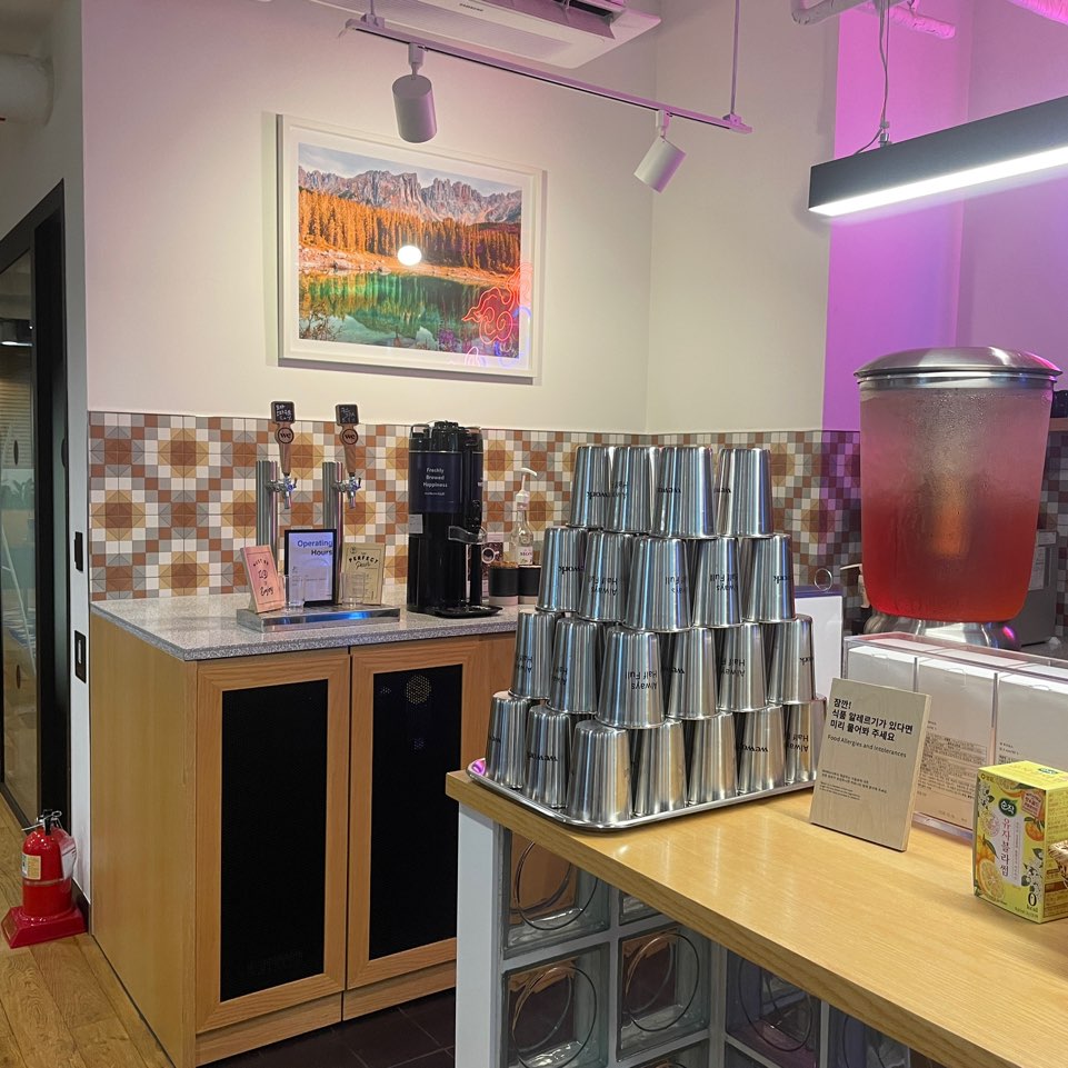 위워크 신사점 1층