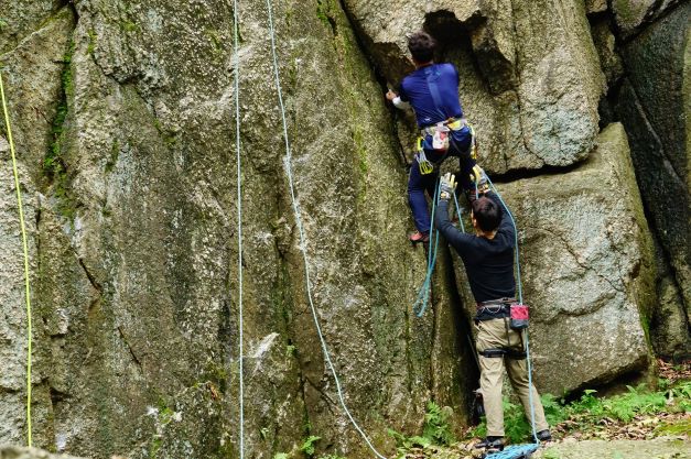 암벽 타기, 스타트 남성 1, 그 밑에 받쳐주는 남성 1,