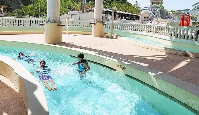 하이원리조트 워터파크 유수풀에서 튜브를 타고 여유롭게 휴식하는 남성