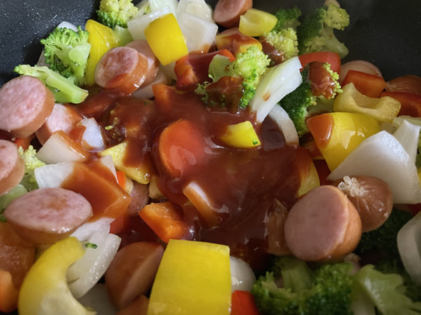 중불로 줄여서 양념 붓고 섞기