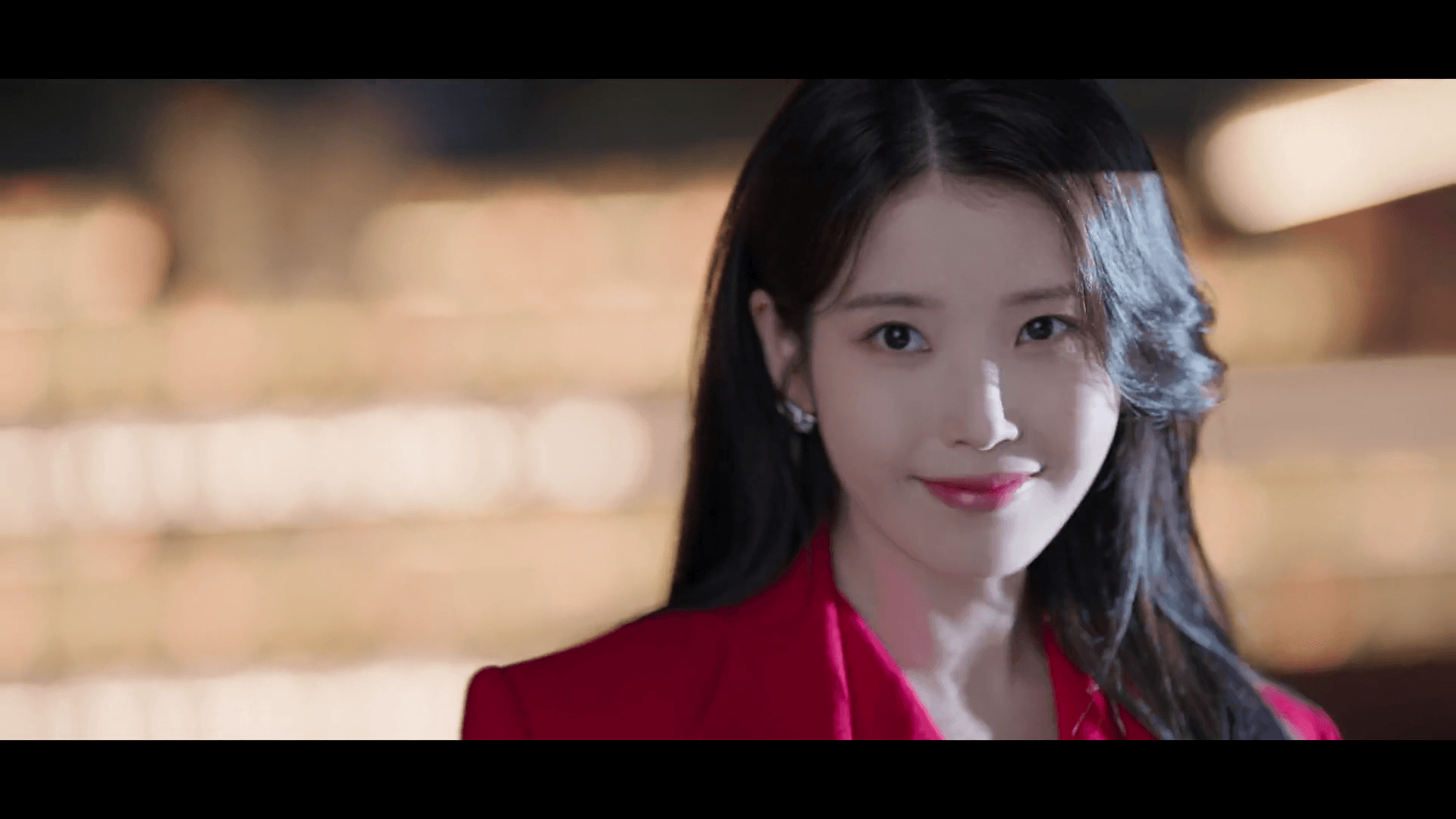 "드라마 21세기 대군부인에서 강렬한 카리스마를 보여주는 아이유(성희주)"