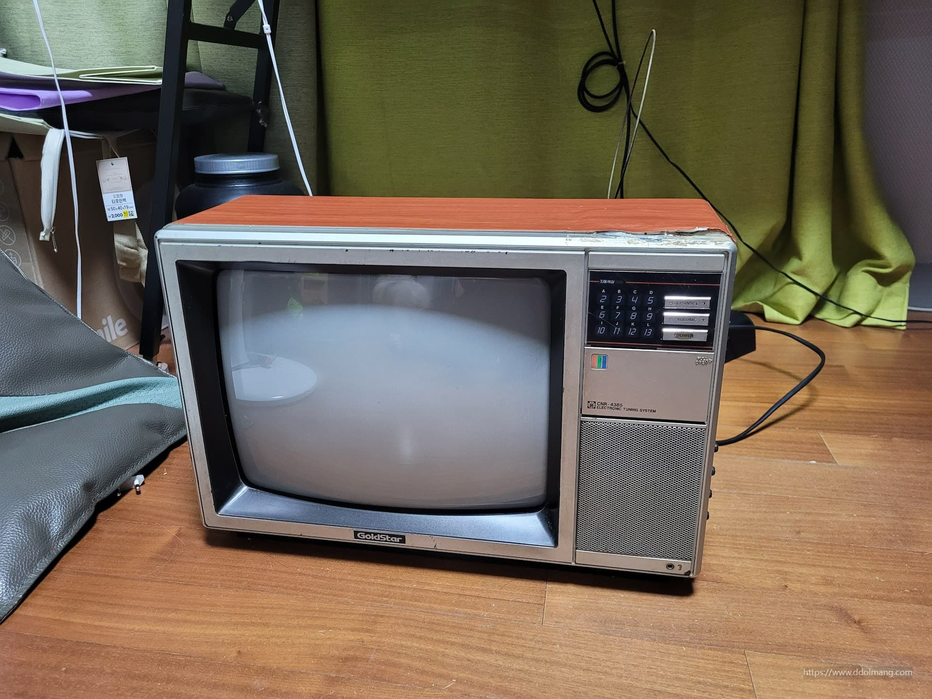 1988년형 금성 텔레비전 브라운관 tv를 깔끔한 우드톤 시트지로 마감한 모습. 새것처럼 깔끔하면서도 레트로한 멋이 살아났습니다.