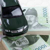 자동차가-돈-위에-올라가-있는-사진