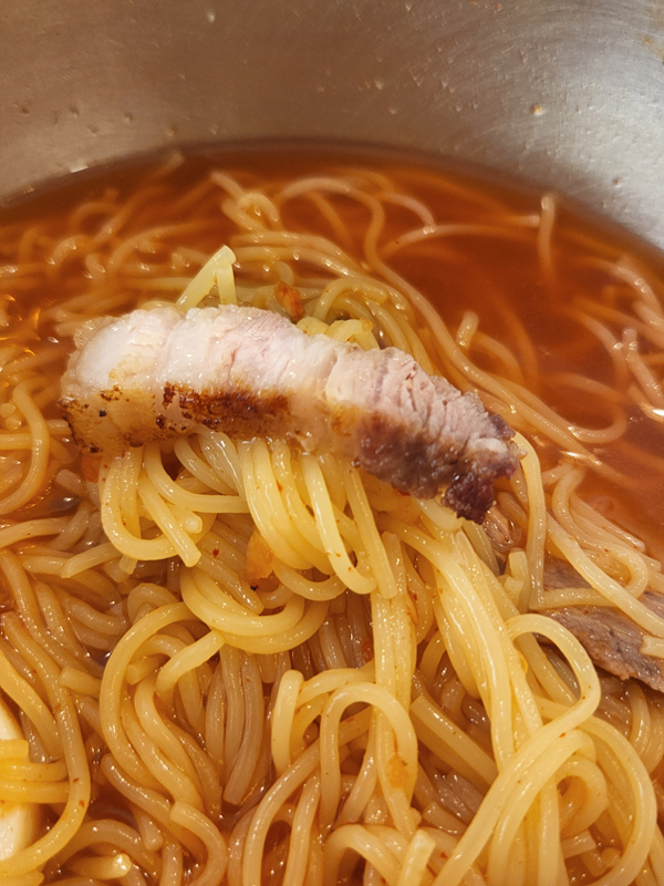 면_위에_삼겹살_산점