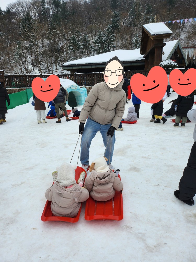 눈썰매를 타는 아이들