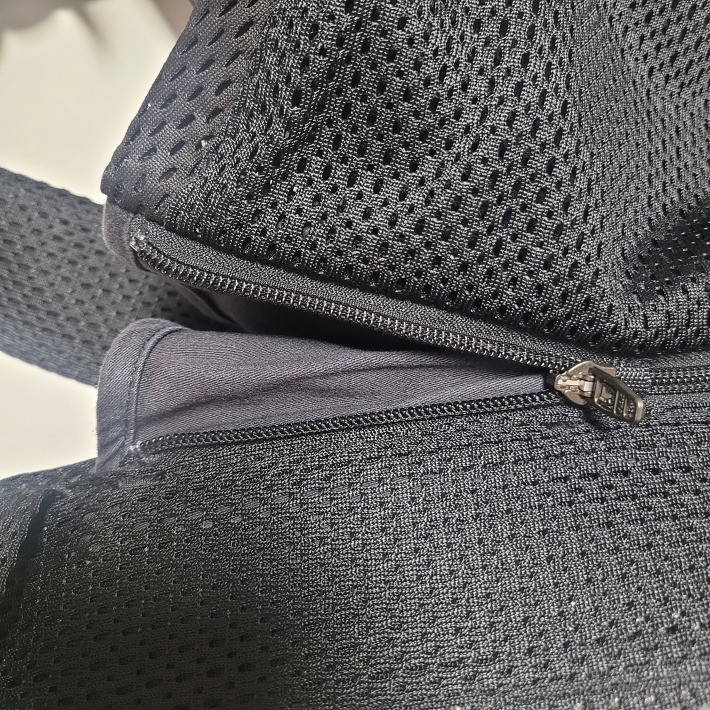 베이비뵨 캐리어원은 지퍼를 통해 아기 다리간격을 조절해 줄 수 있다.