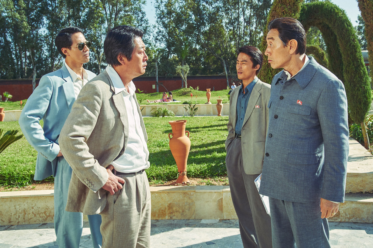 영화 모가디슈의 한 장면.
한국측과 북한측이 대립하며 서로 쳐다보고 있다.