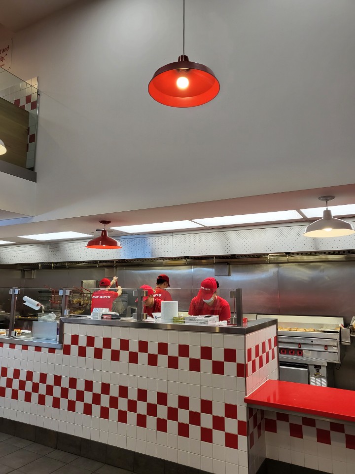 파이브 가이즈(Five Guys) 내부