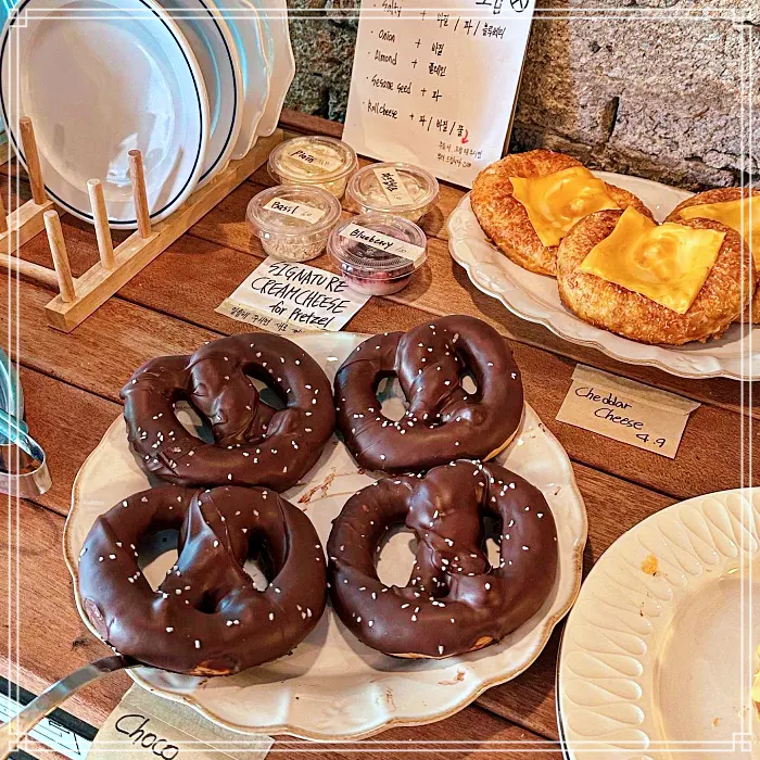 대구 교동시장 맛집 디저트 베이커리 카페&#44; 대파 크림 치즈 프레즐