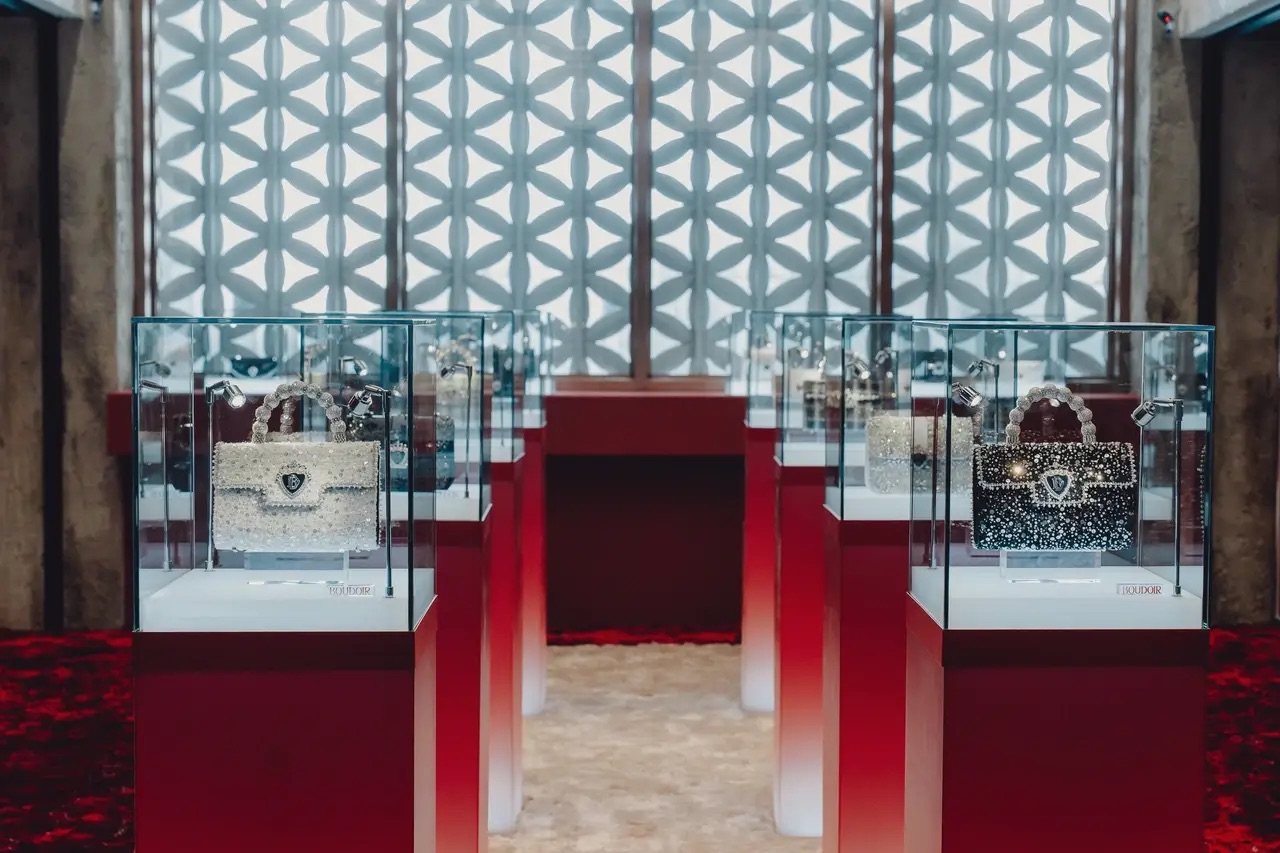 명품 가방 부두아 매장 속 유리 케이스에 진열된 부두아의 가방들