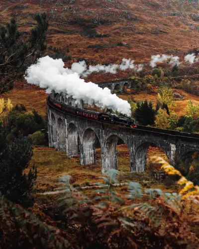 연기를 뿜으며 다리를 건너는 기차의 모습