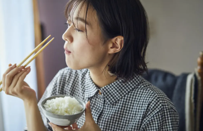 밥을 먹는 여성