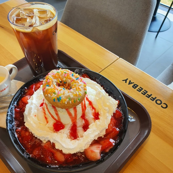 시원한 아이스 커피와 딸기 빙수