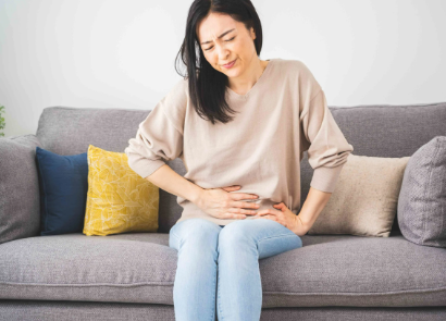 배가 아픈 여성