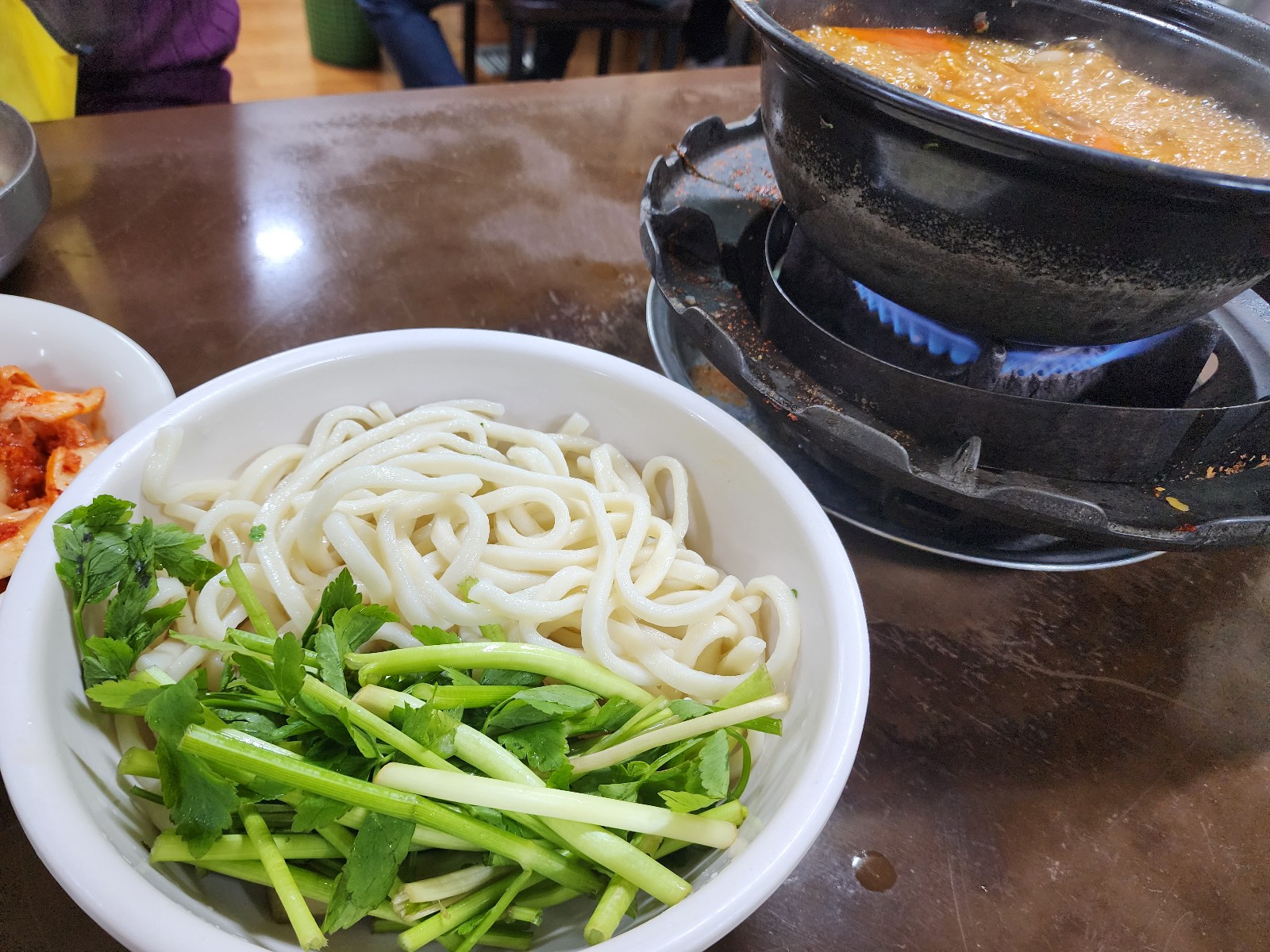 칼국수와 미나리