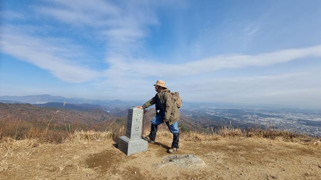 원적산 정상, 인증샷, 약간 푸른 하늘, 정상석은 흰 사각 대리석, 위는 둥그렇게 마감, 산 아래 보이는 이천 시가지,