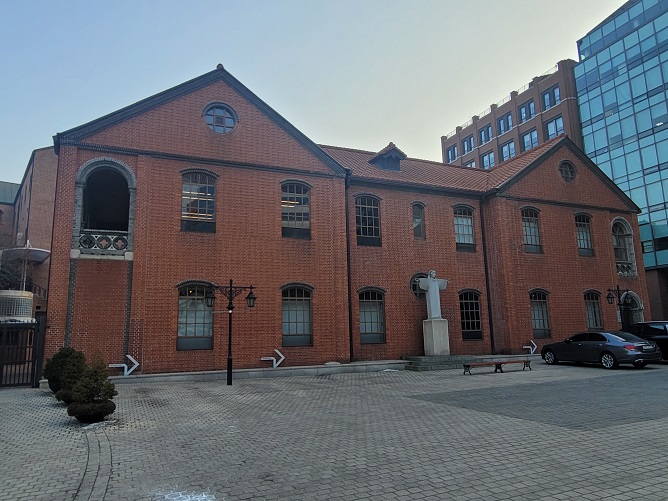 명동성당 옆에 천주교 서울대교구 역사관, 일명 사도회관이 있습니다.