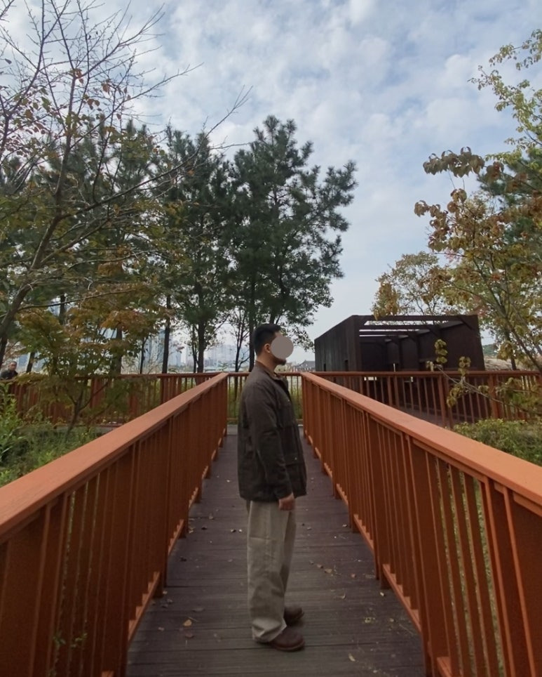 데일리룩('25. 10. 31.)다람 DARAM 빈티지 왁스자켓 카키, 어커버 오버핏 티셔츠, 무신사 무신사스탠다드 가먼트 다잉 와이드 데님 팬츠, 레드윙 아이언레인저 앰버하니스