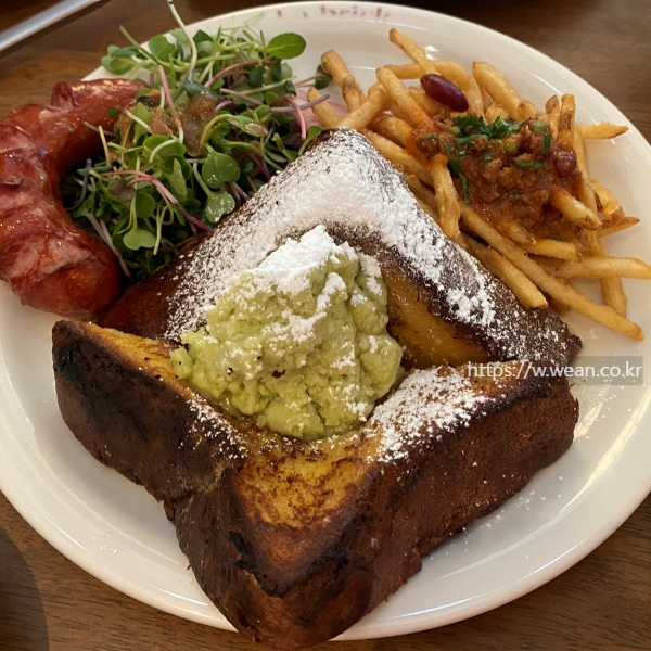 토스트가 놓여 있어요.