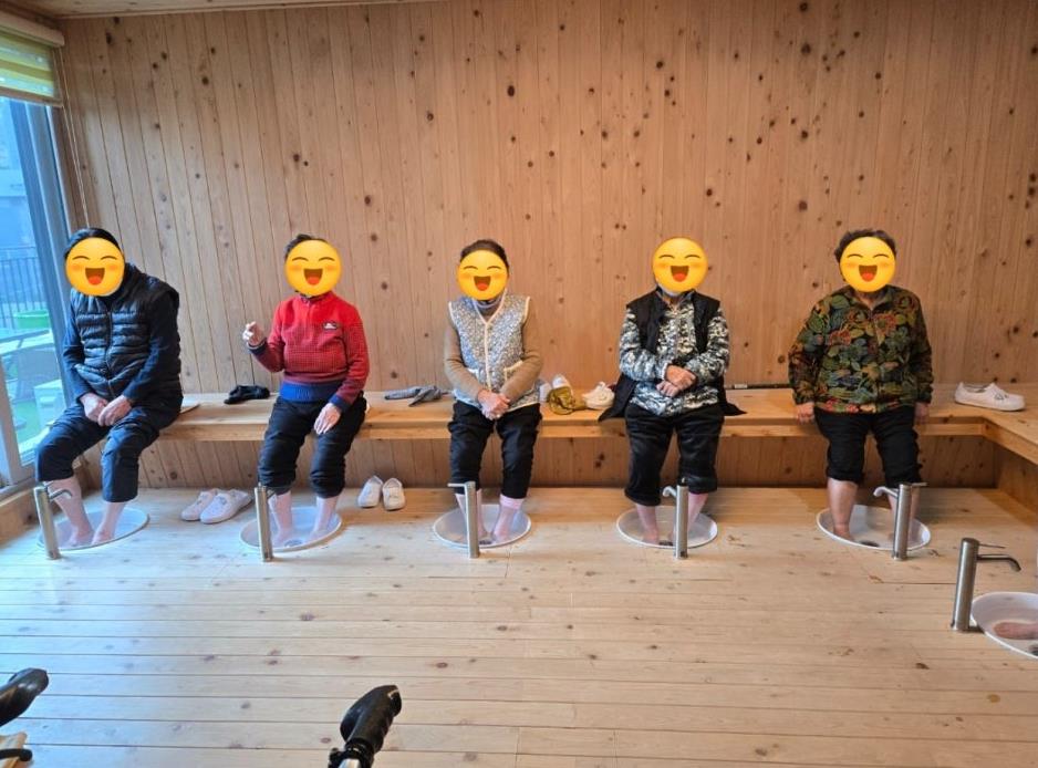생생정보 독한인생 노인돌봄전문가 센터에서 족욕하는 어르신들