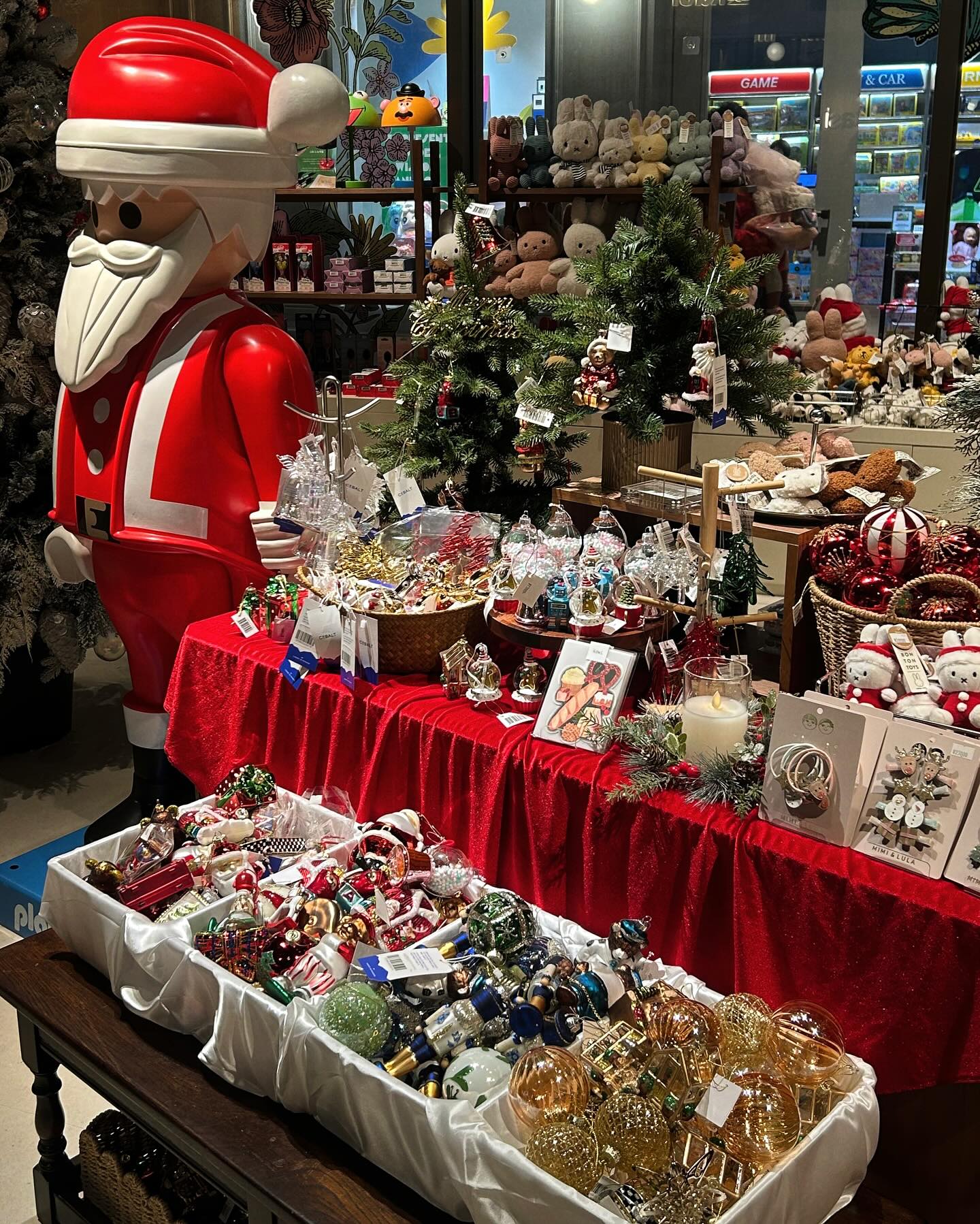 모비딕 마켓의 크리스마스 관련 제품 판매대 진열 상품