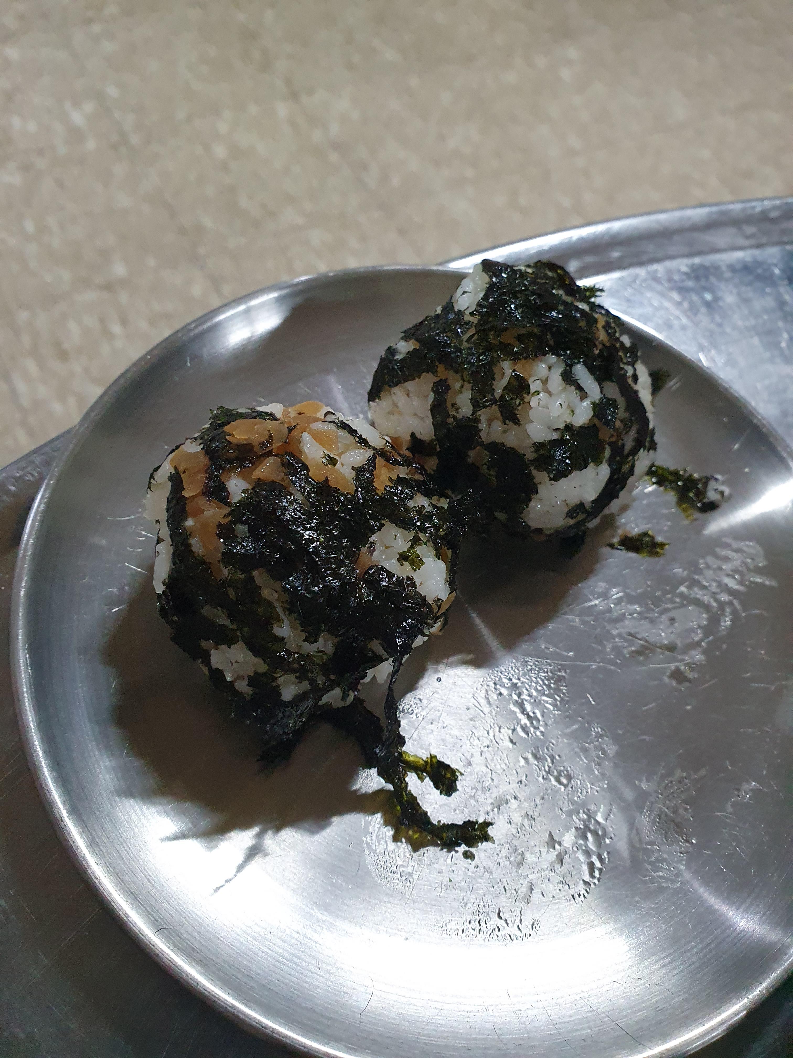 원내동 그집족발 세트를 시키면 나오는 주먹밥! 인원별로 제공해주심^^