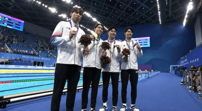 계영 800m 대표 선수가 금메달을 들고 있는 사진