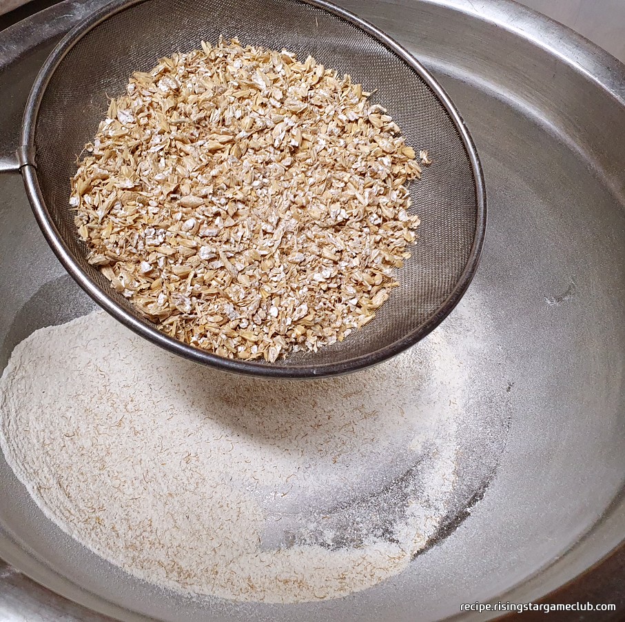 엿기름을 채에 걸러 가루를 모으고 있는 사진