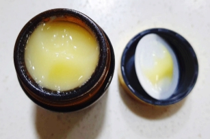 시중에서 판매되고 있는 병에 들어있는 로얄제리 사진입니다.