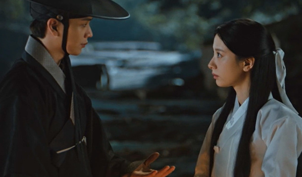 귀궁 14회 충격 팔척귀 천도재 붕괴 윤갑 귀환 중전 피습 경귀석 무력 15회2