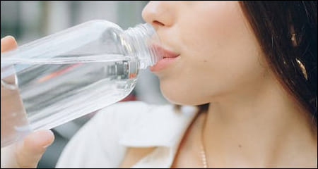 물을 마시고 있는 여성