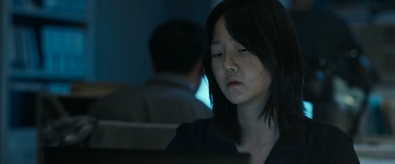 경찰서를 배경으로 검은 와이셔츠를 입고 단발머리를 하고 있는 독전2에서 김소연을 연기하는 배우 강승현