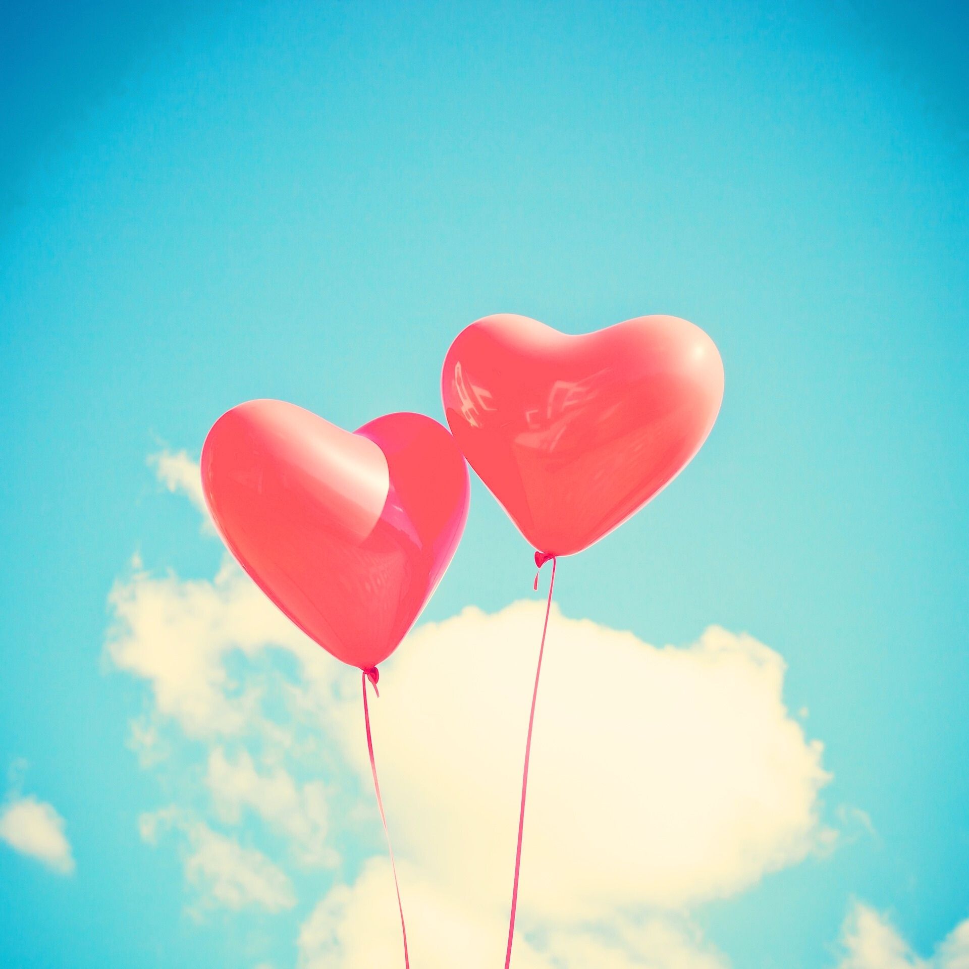 빨간 하트 풍선 두 개