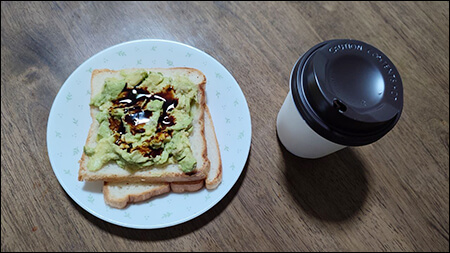 발사믹 식초를 뿌린 아보카도 토스트와 커피