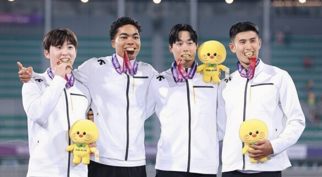 서민준은 1주자로서 안정적인 출발로 팀의 흐름을 잡았고, 나마디 조엘진은 곡선 주로에서 속도를 끌어올리며 중간 구간을 강하게 이끌었습니다. 이재성은 3주자로 배턴을 정확히 이어받아 중심 구간을 안정감 있게 소화했고, 김정윤은 대회 개막 닷새 전 긴급 합류에도 불구하고 마지막 주자로 역전 질주를 펼치며 팀을 결승선 1위로 이끌었습니다. 네 선수는 짧은 준비 기간 속에서도 집중력과 팀워크를 바탕으로 금메달을 만들어냈습니다.