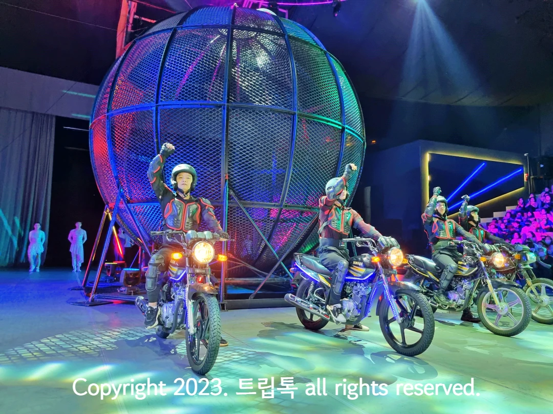 오토바이 공연자들이 손을들고 인사한다