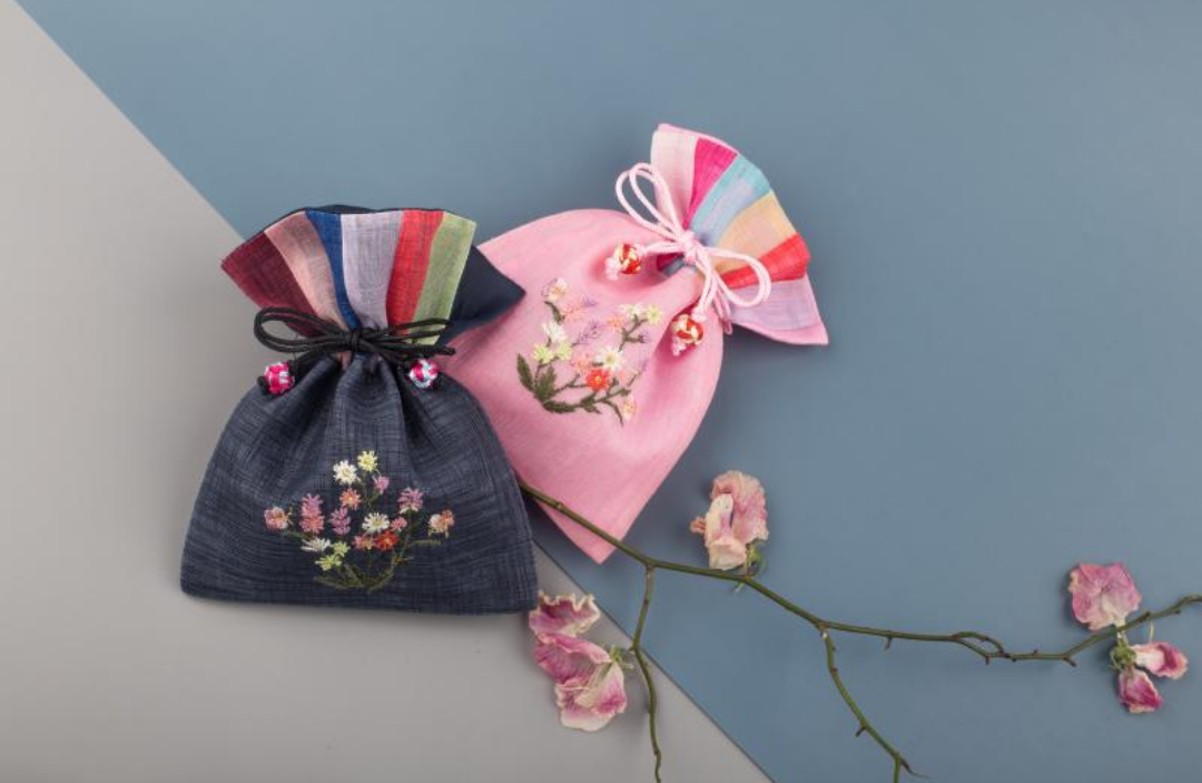 고운 색의 복주머니 두개가 놓여있다.