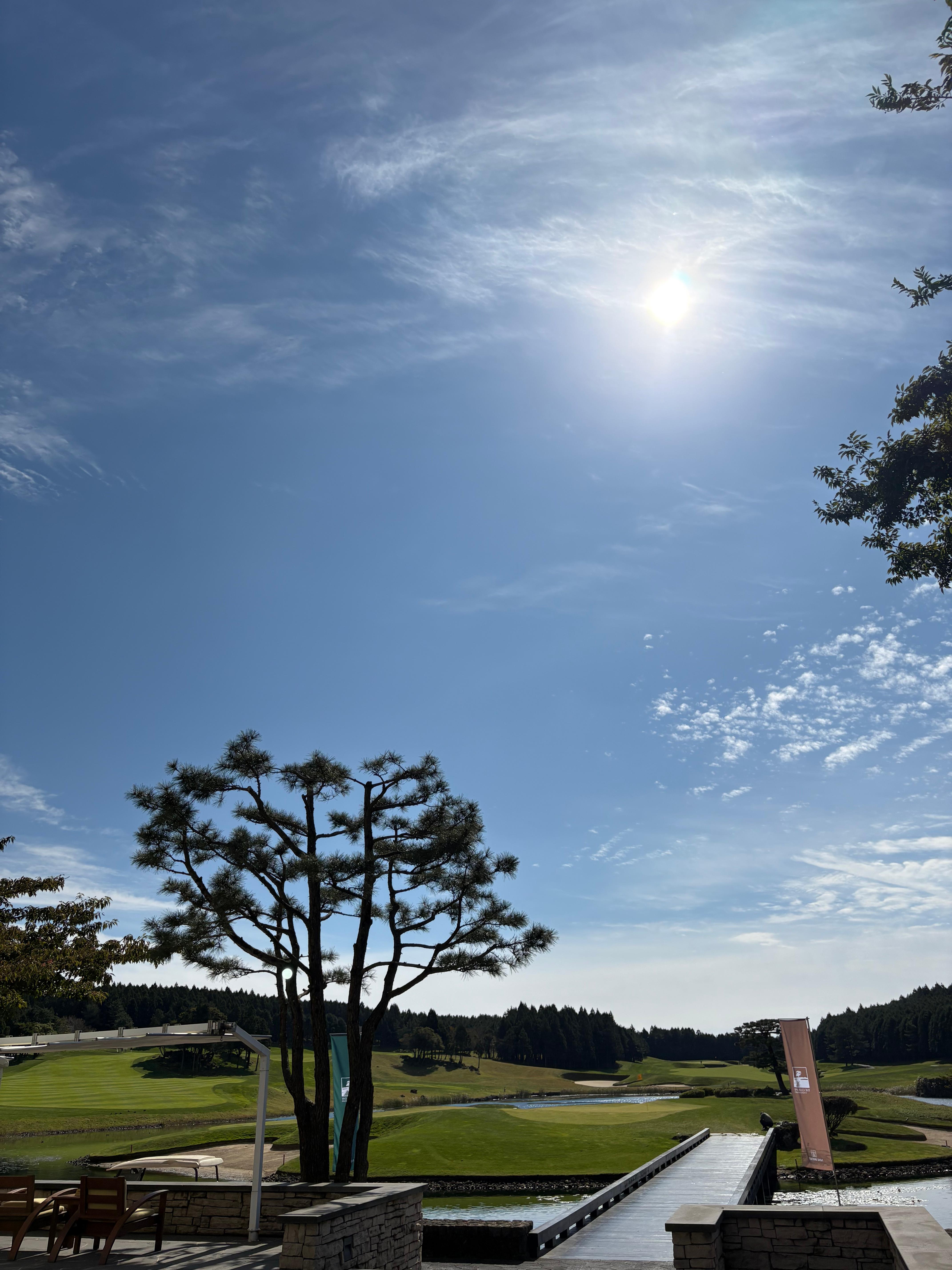 스타트하우스 전경. 시작홀 페어웨이와 마지막 홀 그린이 보인다.