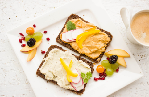 맛있는 토핑의 빵