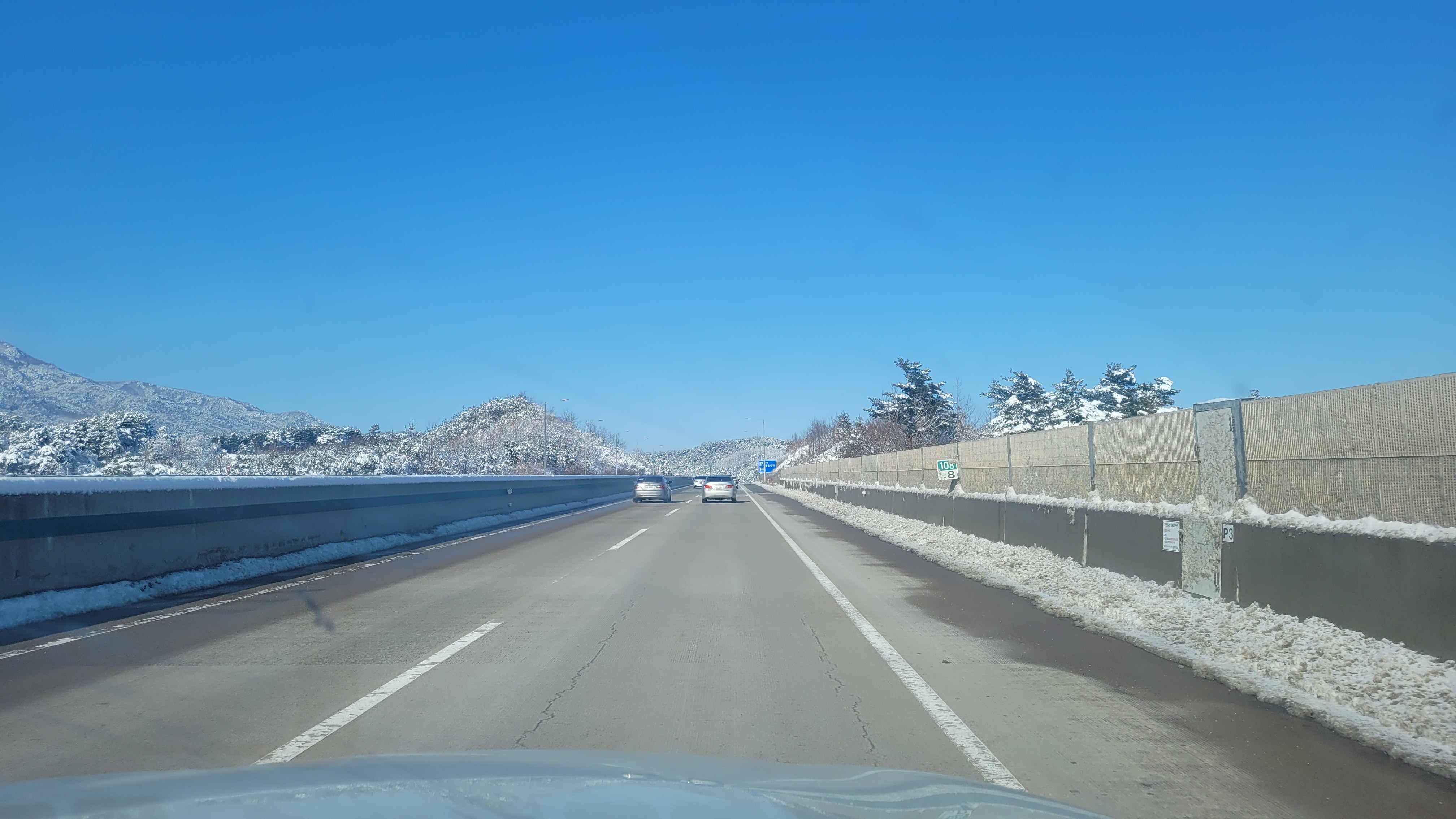 눈이 내린 고속도로