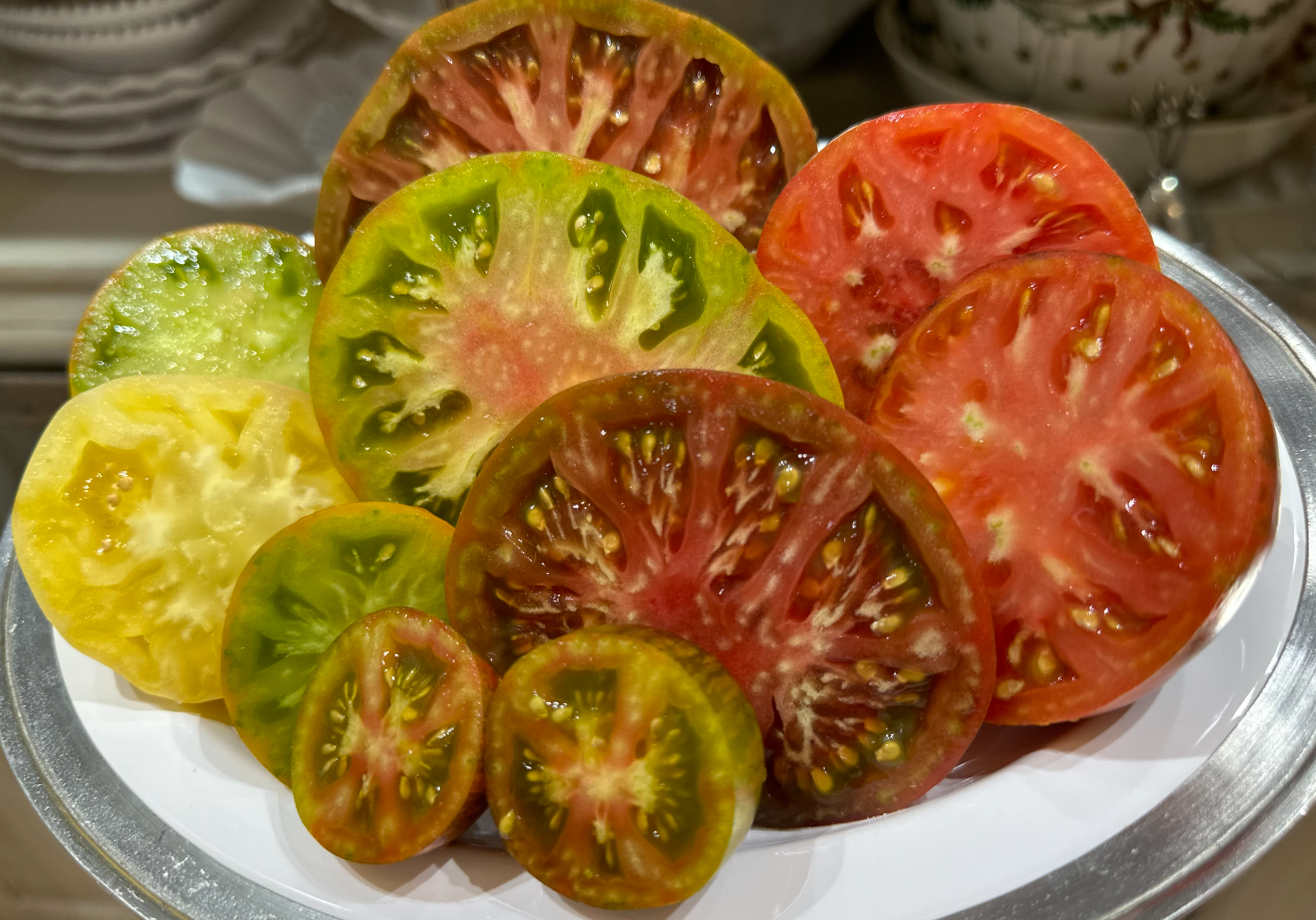 잘라져있는 다양한 색깔의 가보토마토 사진