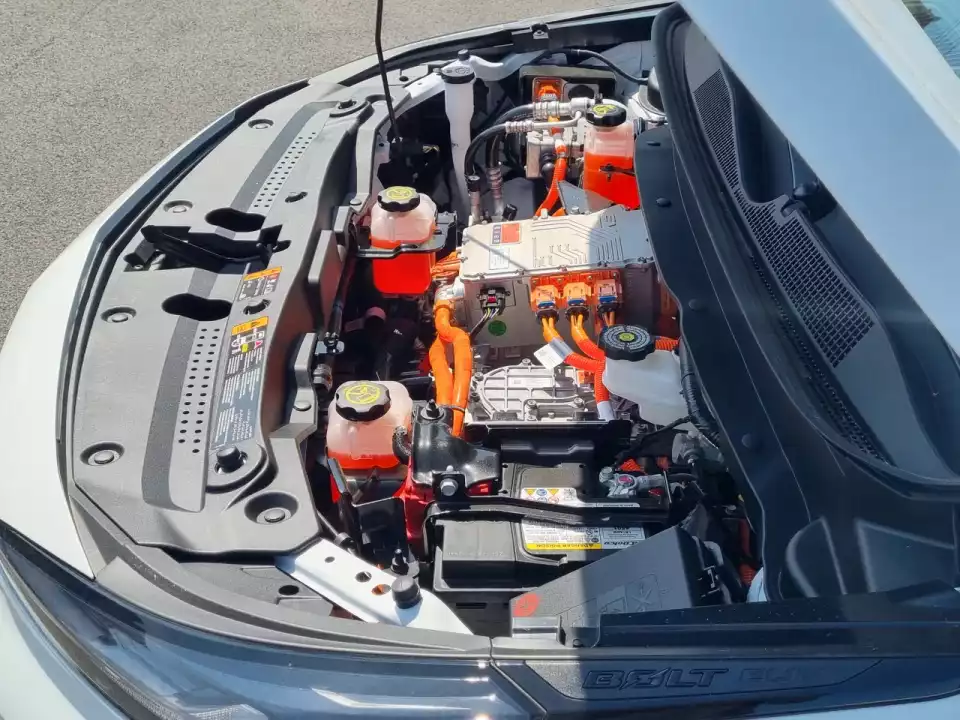 볼트 EUV의 엔진룸은 이렇습니다.