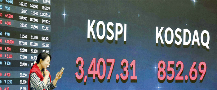 지난 9월 15일 코스피가 사상 처음으로 3400선을 돌파했다. 이날 서울 영등포구 한국거래소 전광판에 코스피&middot;코스닥 종가가 10거래일 연속 상승한 3407.31, 852.69로 표시돼 있다.