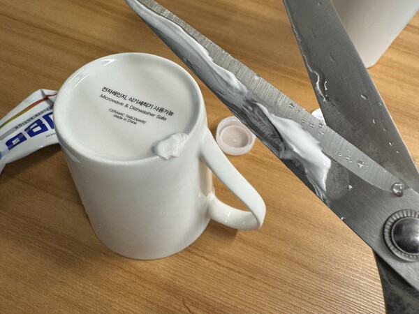 무뎌진 가위 집에서 살려내는 비법