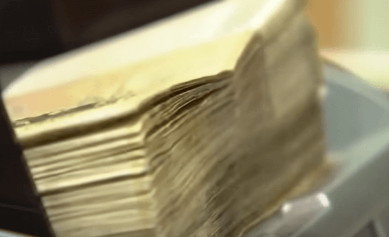 지폐를 기계로 세는 장면