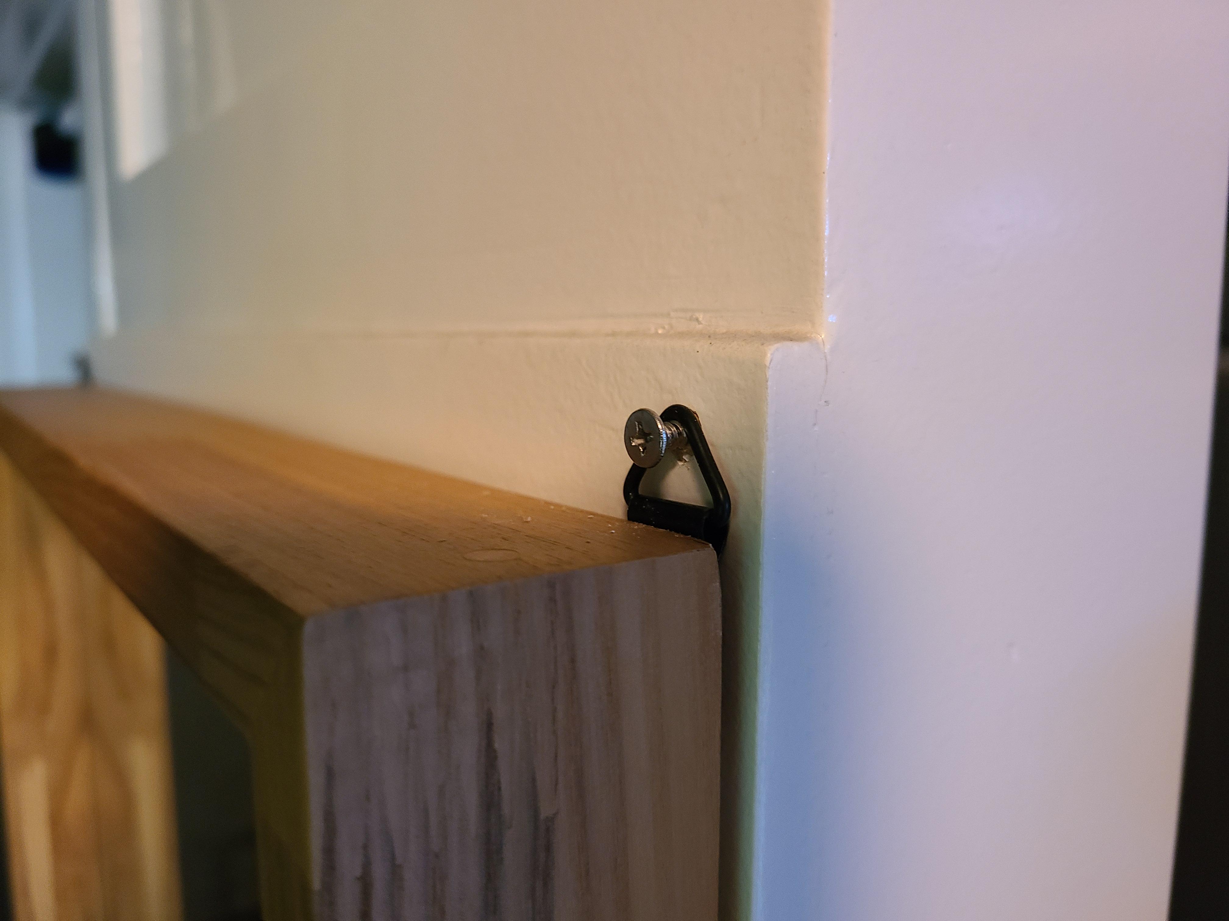 벽에 피스를 박고 거울을 건 모습