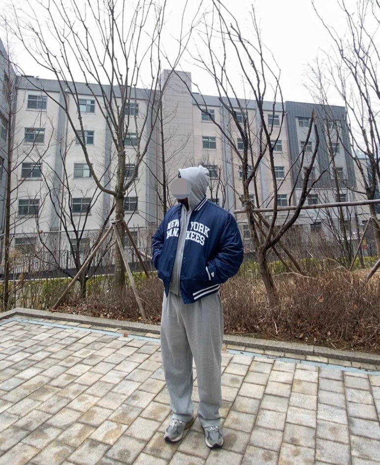 데일리룩('26.1.15.)반스 VANS 밀포드 비니, 뉴에라 MLB 뉴욕양키스 스타디움재킷 야구점퍼, 토피 그레이 후드티 집업, 토피 그레이 와이드 팬츠, 뉴발란스 993 그레이