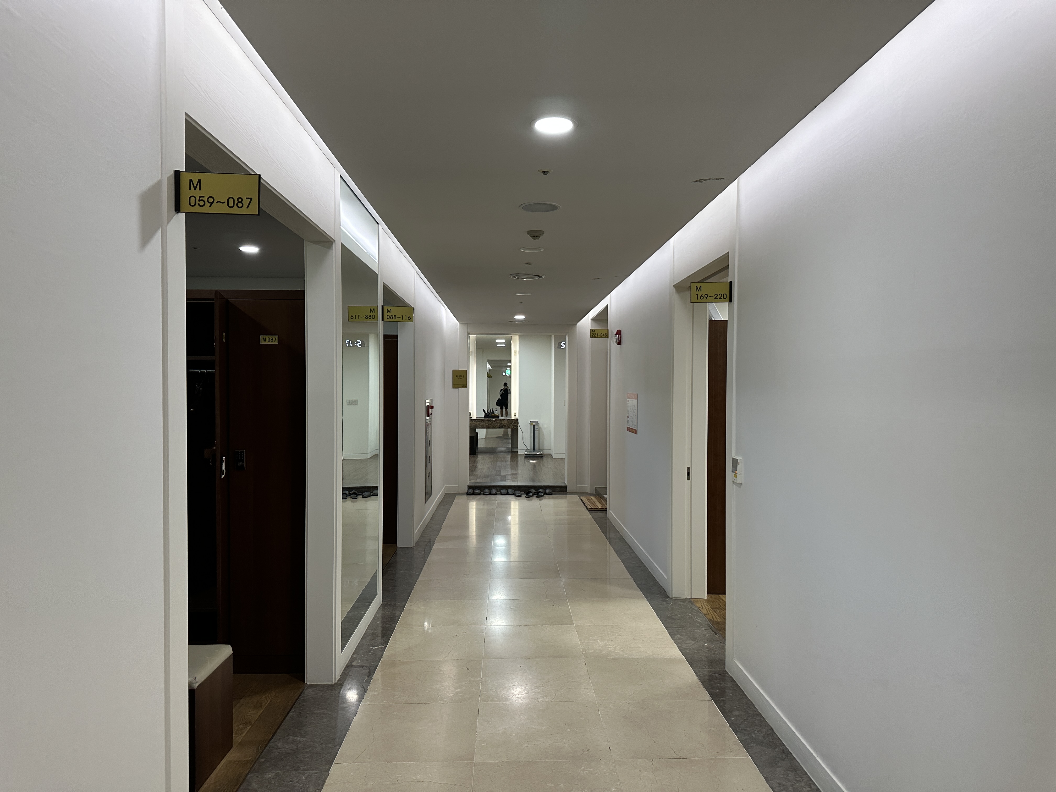 옥스필드 남자 탈의실